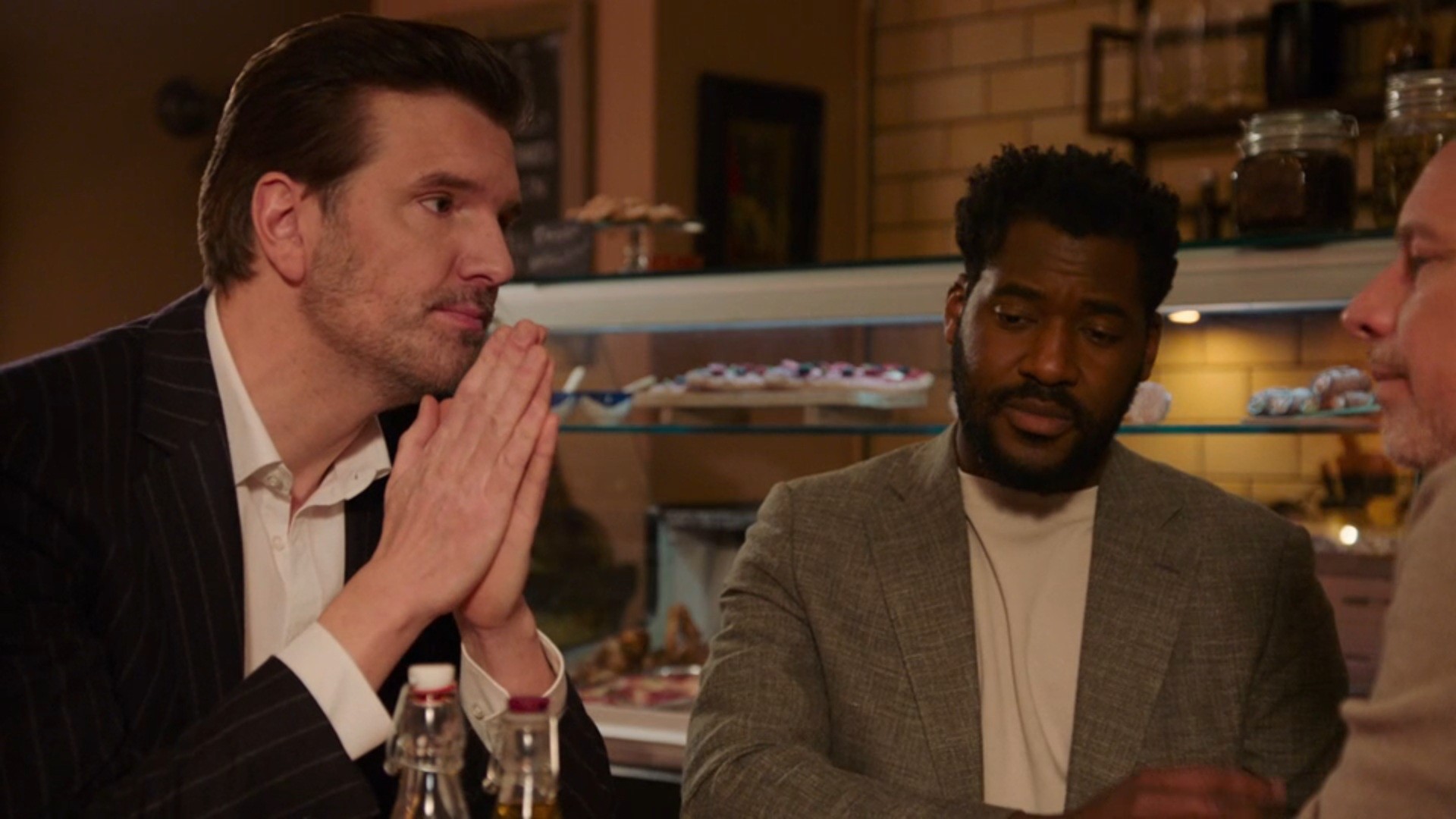 Julian overtuigt de middenstand dat Marwans plan niet klopt